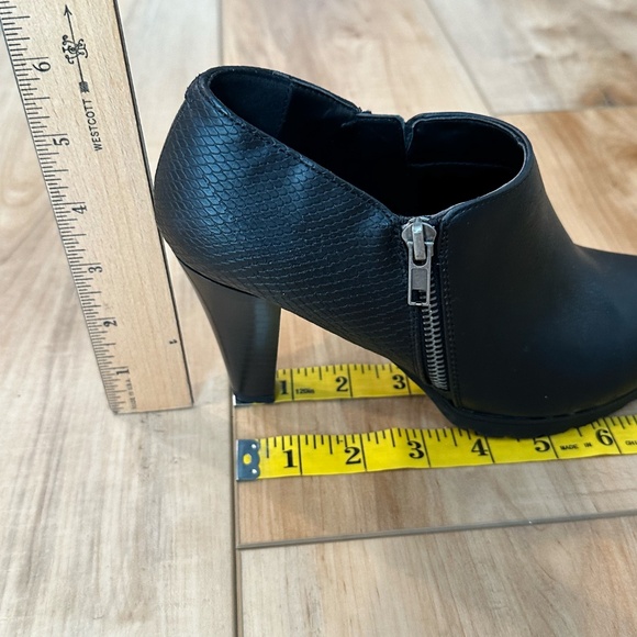 EUC White Mountain Womens Black Faux Leather Ankle Boots 6.5 - Picture 5 of 15